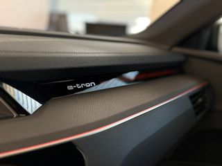 Audi Q8 e-tron 2022 50e Sportback-thumb-44