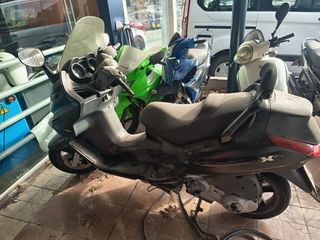 Piaggio XEvo 250 2016-thumb-1