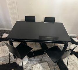 Τραπεζαρία μαύρη λάκα επεκτεινόμενη με 4 καρέκλες