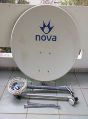 Δορυφορικό πιάτο / κεραία Nova με βάση τοίχου