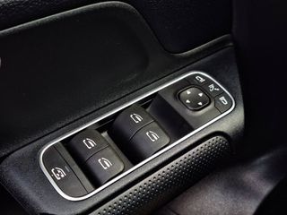 Mercedes-Benz GLA 180 2022-thumb-16