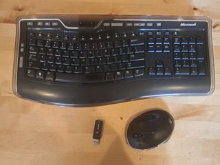 Microsoft Wireless Laser Desktop 7000 (mouse, keyboard, usb receiver included)