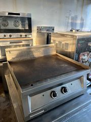 Ηλεκτρική επιφάνεια ψησίματος (grill plate) ,  Λεία πλάκα , Διαστάσεις: 70 x 65 cm , συρτάρι περισυλλογής λίπους