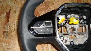 ΤΙΜΟΝΙ ΔΕΡΜΑΤΙΝΟ ΜΕ ΧΕΙΡΙΣΤΗΡΙΑ PEUGEOT 208 2024  98546457ZD-thumb-1