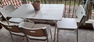 τραπεζαρία σε λευκή λακά ξύλο και μέταλλο.καινούργια ακόμη έχει ζελατίνες. με ξύλο τα ξυλα  στο πανω καπάκι  Με 4 καρέκλες....διαστασεις 1.20 μάκρος 72 πλάτος και 72 ύψος