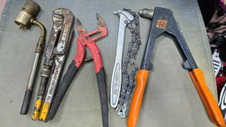 5 εργαλεία χεριού για υδραυλικούς όλα μαζί: φλόγιστρο, κάβουρας, πριτσιναδόρος, παπαγαλάκι & κλειδι / αλυσιδα
