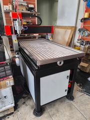 CNC μηχάνημα σε καινούργιο, με καθαρή διάσταση εργασίας 60x90 εκατοστών, για κοπή και χάραξη σε γρανίτη, μάρμαρο, μέταλλο και ξύλο.