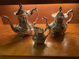 Σετ Stokes Fine Silverplate – Καφετιέρα, τσαγιέρα και γαλατιέρα.