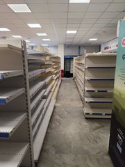 Ράφια σούπερ μάρκετ και ταμεία