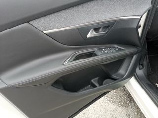 Peugeot 3008 2018 PureTech Allure Business panorama-thumb-23
