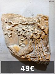 Πωλείται διακοσμητικό ανάγλυφο τοίχου με παράσταση Διονύσου.  • Διαστάσεις: περίπου 12 × 11 cm • Υλικό: γύψος/τεχνητή πέτρα • Έτοιμο για κρέμασμα
