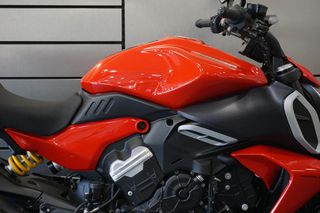 Ducati Diavel 2024 V4-thumb-23