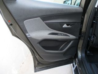 Peugeot 3008 2019 1.2 PURETECH 130 ALLURE-thumb-32