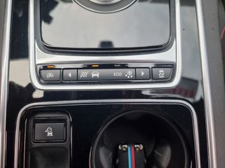 Jaguar XE 2015 XE 20d R-Sport-thumb-80