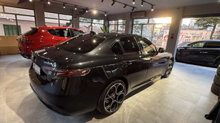 Alfa Romeo Giulia 2024 VELOCE-thumb-10