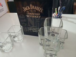JACK DANIEL'S ΣΥΛΛΕΚΤΙΚΟ ΣΕΤ ΜΕ 6 ΠΟΤΗΡΙΑ ΚΑΙ ΜΕΤΑΛΛΙΚΟ ΚΟΥΤΙ ΑΠΟ ΤΗΝ ΣΕΙΡΑ OLD No7 BRAND