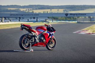 Honda CBR 600RR 2026-thumb-3
