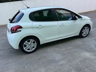 Peugeot 208 2019 1.2 PURETECH 82 ALLURE-thumb-5