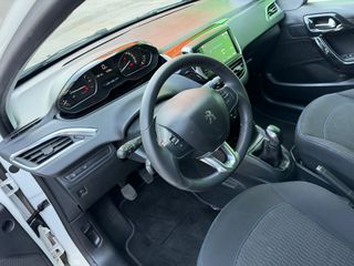Peugeot 208 2019 1.2 PURETECH 82 ALLURE-thumb-14