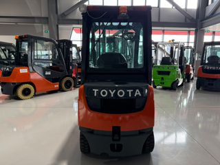 Toyota 2014 02-8FDF15-thumb-2
