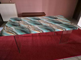 τραπεζαρια με ποδια γυαλινα και 3 μαυρες και 3 γκρι καρεκλες