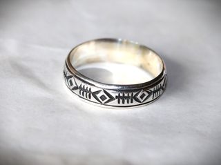 Ασημένιο δαχτυλίδι χειροποίητο σχέδιο primitive χαρακτική από κλείσιμο καταστήματος Sterling silver 925 SBTS098A