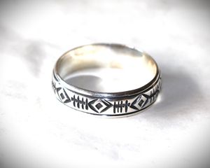 Ασημένιο δαχτυλίδι χειροποίητο σχέδιο primitive χαρακτική από κλείσιμο καταστήματος Sterling silver 925 SBTS098B