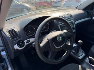Skoda Octavia 2010 1,4-thumb-11