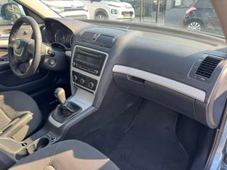 Skoda Octavia 2010 1,4-thumb-13