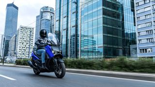 Yamaha XMAX 300 2025 ΜΕΓΑΛΗ ΠΡΟΣΦΟΡΑ: ΜΕΙΩΣΗ 360€ & 500€ ΔΩΡΟ ΕΩΣ 84 ΜΗΝΕΣ ΔΩΡΕΑΝ-thumb-3
