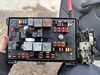 Ασφαλειοθηκη Opel Astra J 13343763