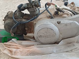 Πωλείται Μοτέρ 72c Honda Chally με καρμπυρατέρ γνήσιο για ανταλλακτικά