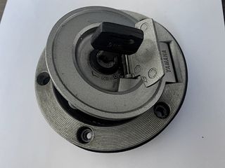 Yamaha TDM 900 2002/2013 Γνησια Τάπα ντεπόζιτου πλήρες με το κλειδί σε άριστη κατάσταση!!!
