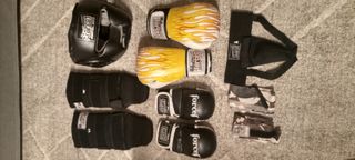Πλήρης εξοπλισμός set kick boxing - πυγμαχίας, δερμάτινα μαζί με σάκο σε αρίστη  κατάσταση.
