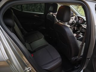 Opel Astra 2018-thumb-11