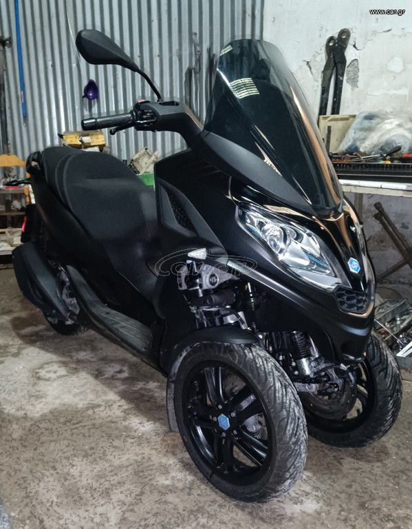 Piaggio MP3 300 2025 HPE DEEP BLACK