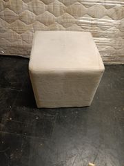Πουφ με αποθ.χωρο 30*30*30υ.Δυν-τα Μεταφορας