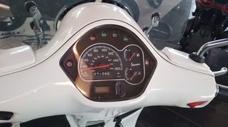 Vespa GTS Super 300 2012-thumb-10