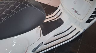 Vespa GTS Super 300 2012-thumb-9