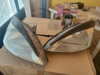 Μπροστινά Φώτα FORD FOCUS MK1 (1999-2002) μαζί με φρυδάκια (χρώμα μαύρο)