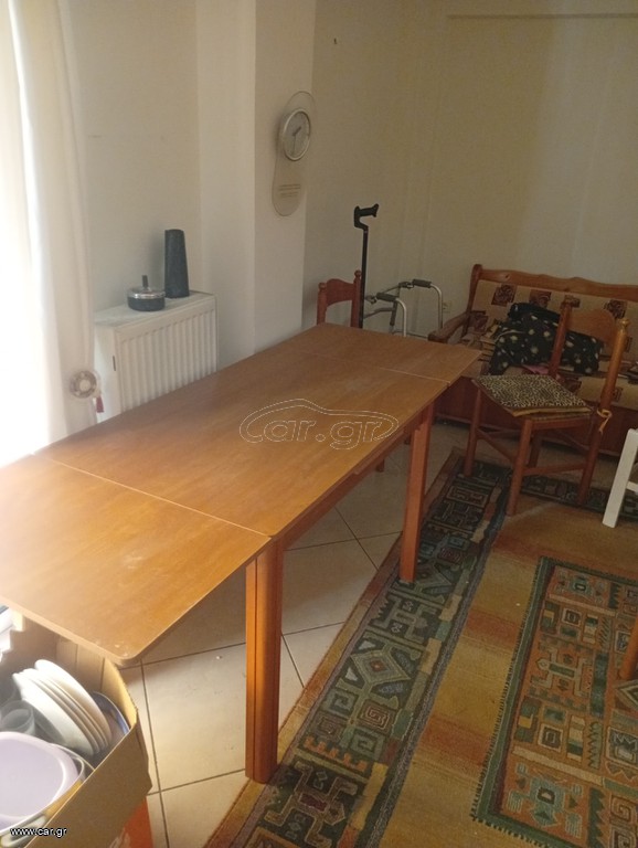Τραπέζι με καρέκλες