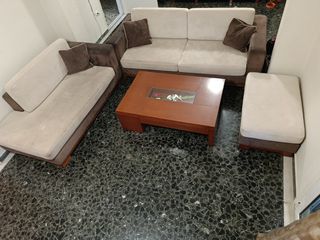 Καναπέδες σκαμπό και τραπεζάκι