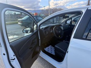 Toyota Yaris 2019-thumb-10