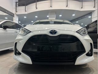 Toyota Yaris 2021 1.5 HYBRID DESIGN-thumb-1