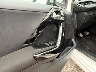 Peugeot 208 2015 Book service !!-thumb-10