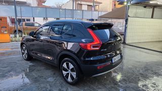 Volvo XC40 2022 momentum-thumb-5