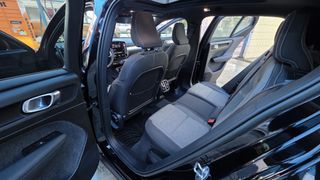 Volvo XC40 2022 momentum-thumb-12