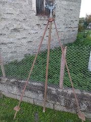 Πωλούνται μπεκ, τρίποδα και σωληνάκια ποτίσματος.