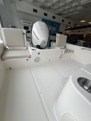 Boston-Whaler 2026 210 MONTAUK-thumb-2