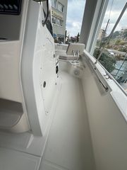 Boston-Whaler 2026 210 MONTAUK-thumb-4